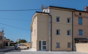 Lana House With Apartments